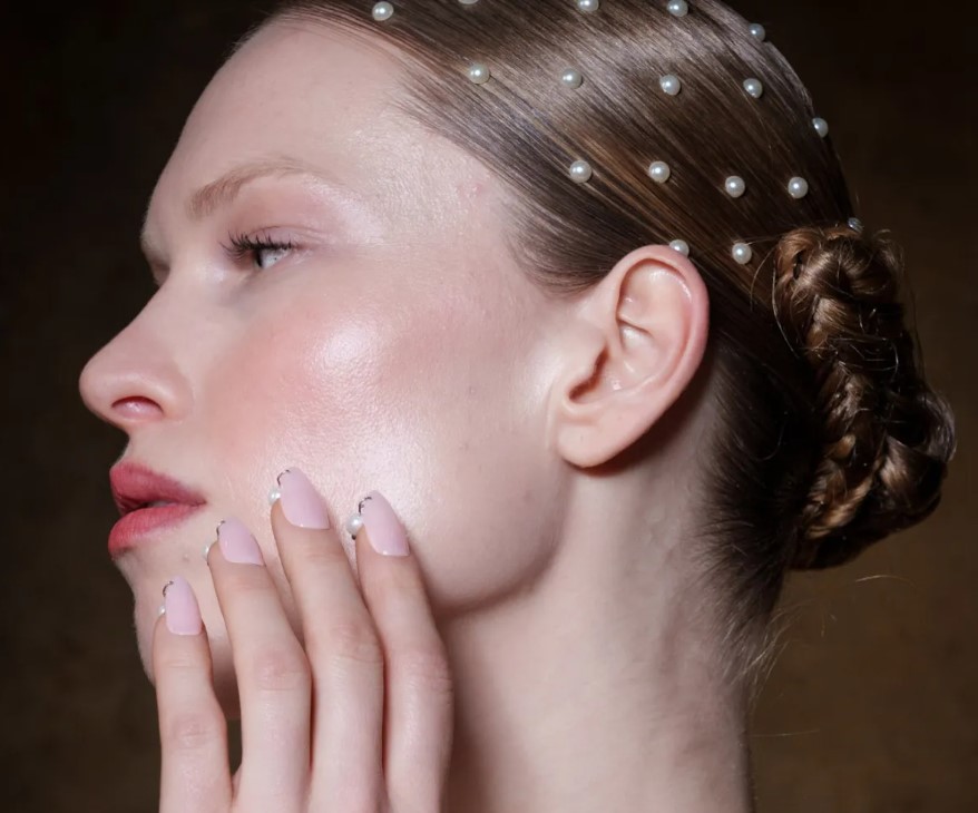 واقي الشمس وحده لا يكفي.. مستحضرات أساسية لحماية بشرتك يومياً